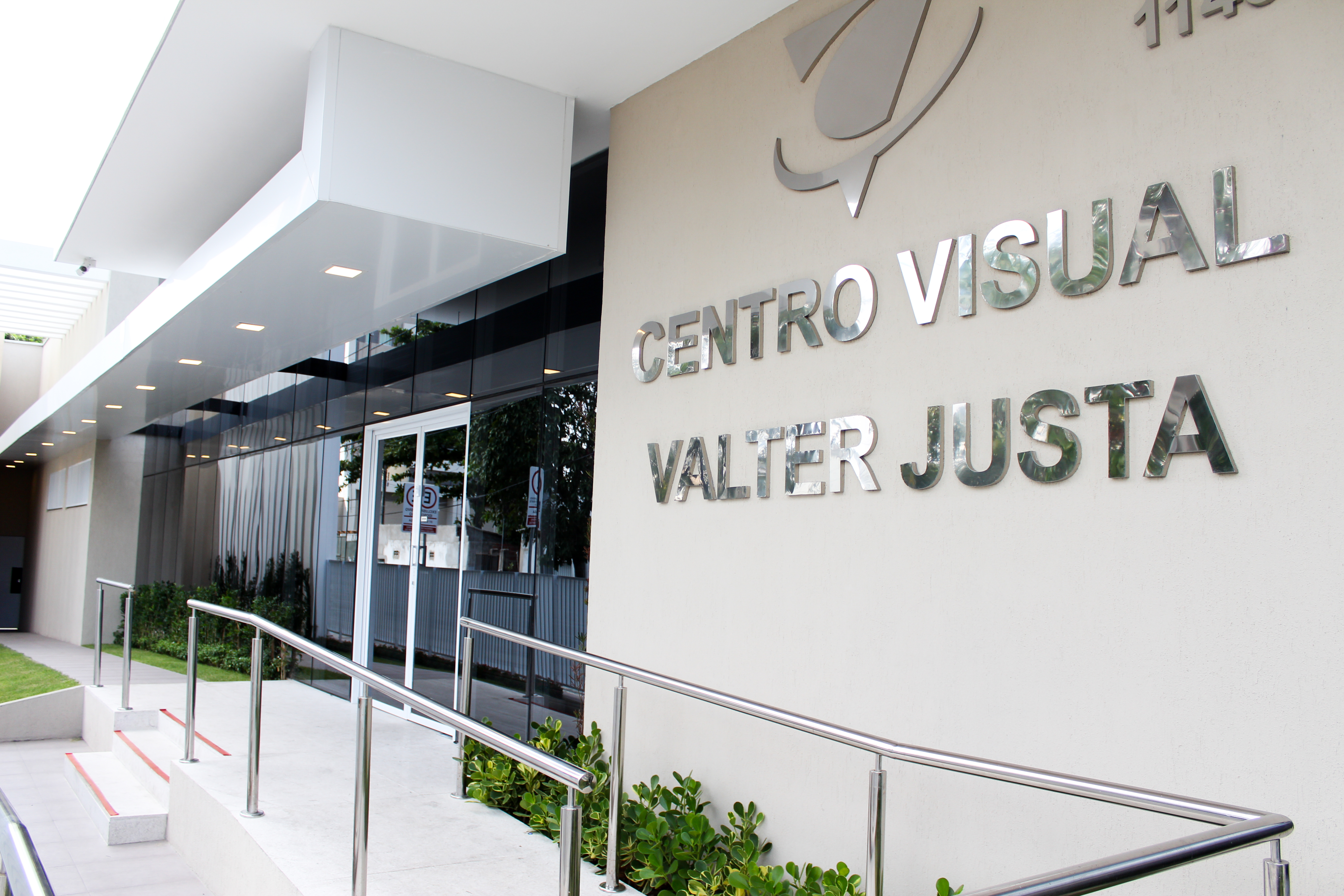 Fachada e entrada do Centro Visual Valter Justa
